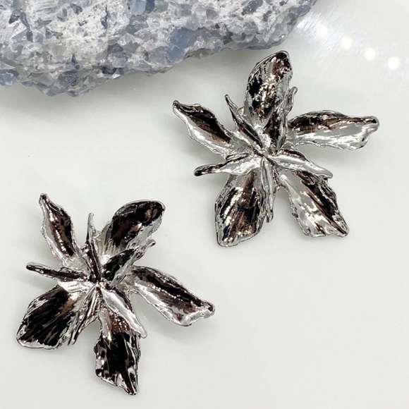 Anthropologie Silver Flower Earrings - Picture 11 of 13